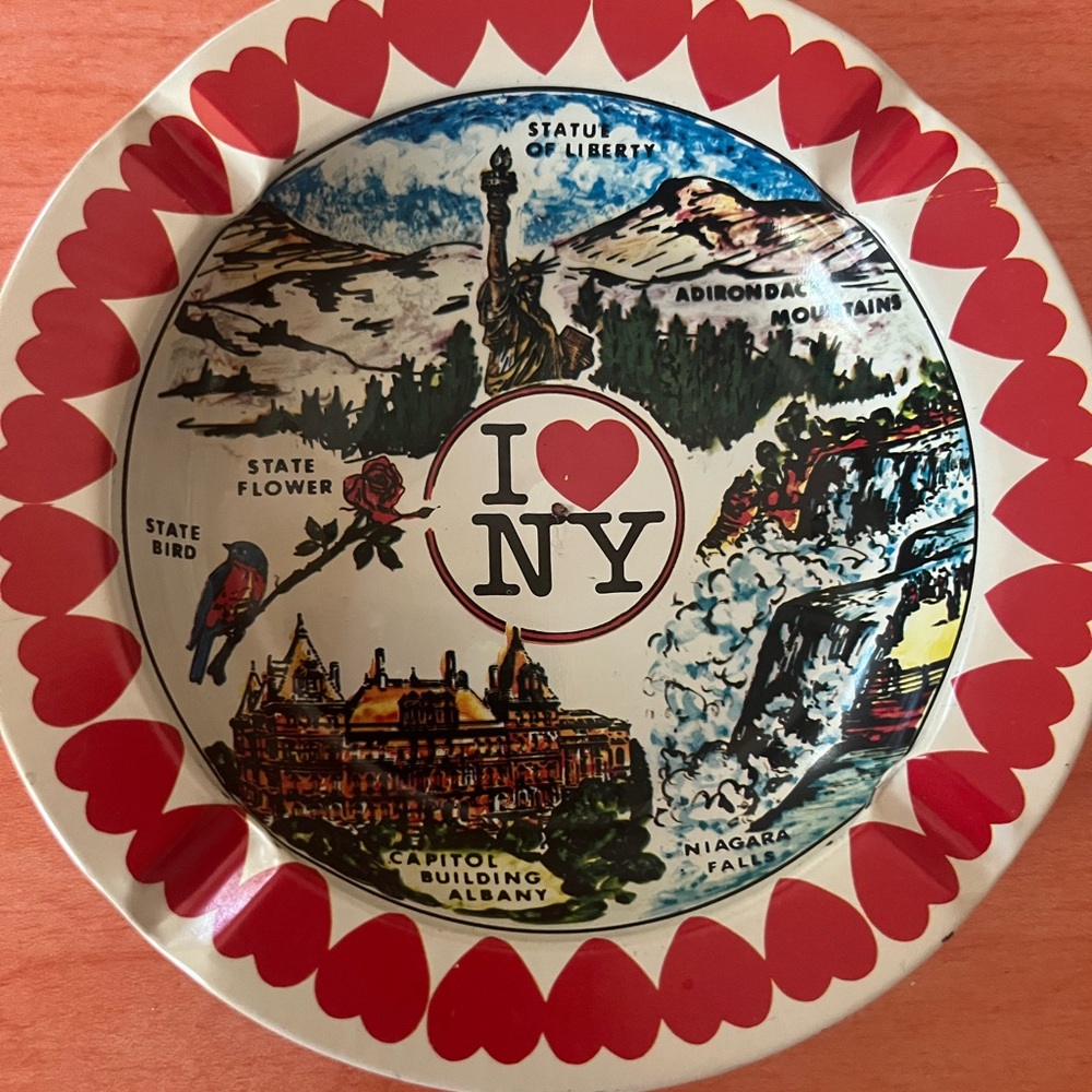 I Love NY Souvenir vintage metal ashtray with Red Hearts - Picture 2 of 4